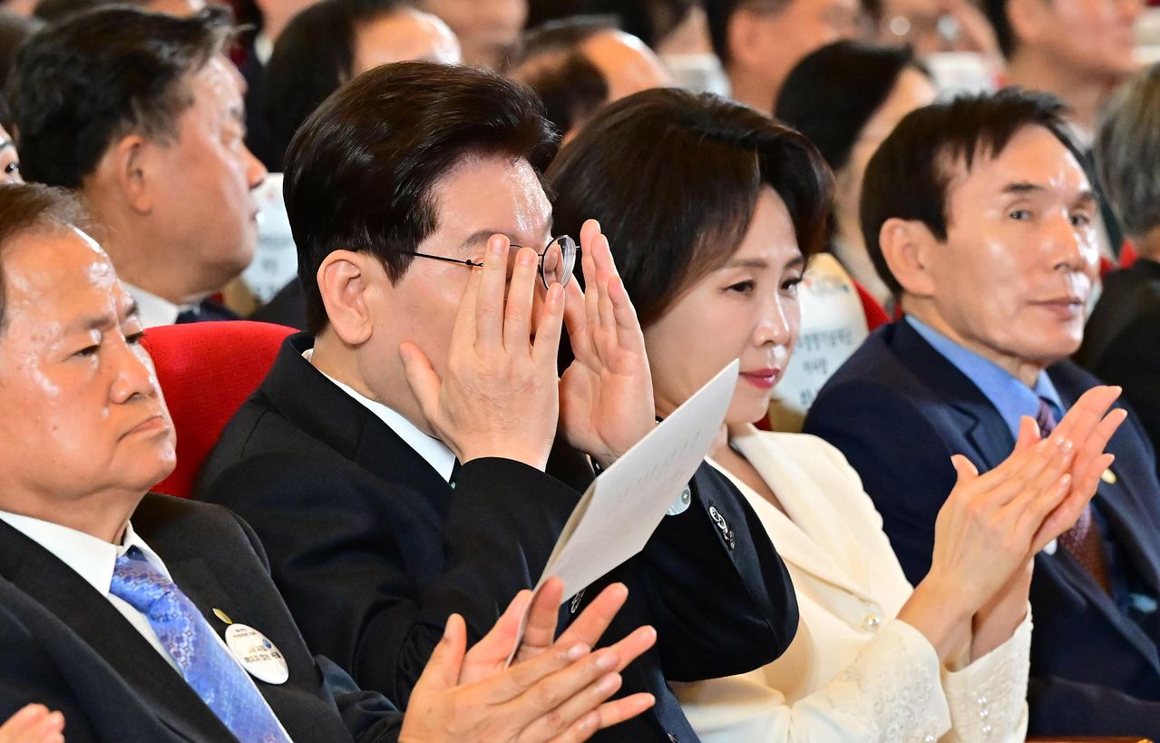 이재명 대통령이 16일 부산에서 열린 제47주년 부마민주항쟁 기념식에서 눈가를 만지고 있다. 2026.10.16. 청와대사진기자단