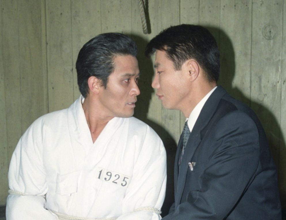 1995년 방영한 드라마 '모래시계'에서 주인공 박태수(최민수 분, 왼쪽)가 친구 강우석(박상원 분)과 사형 집행 전 마지막 대화를 나누는 장면. SBS