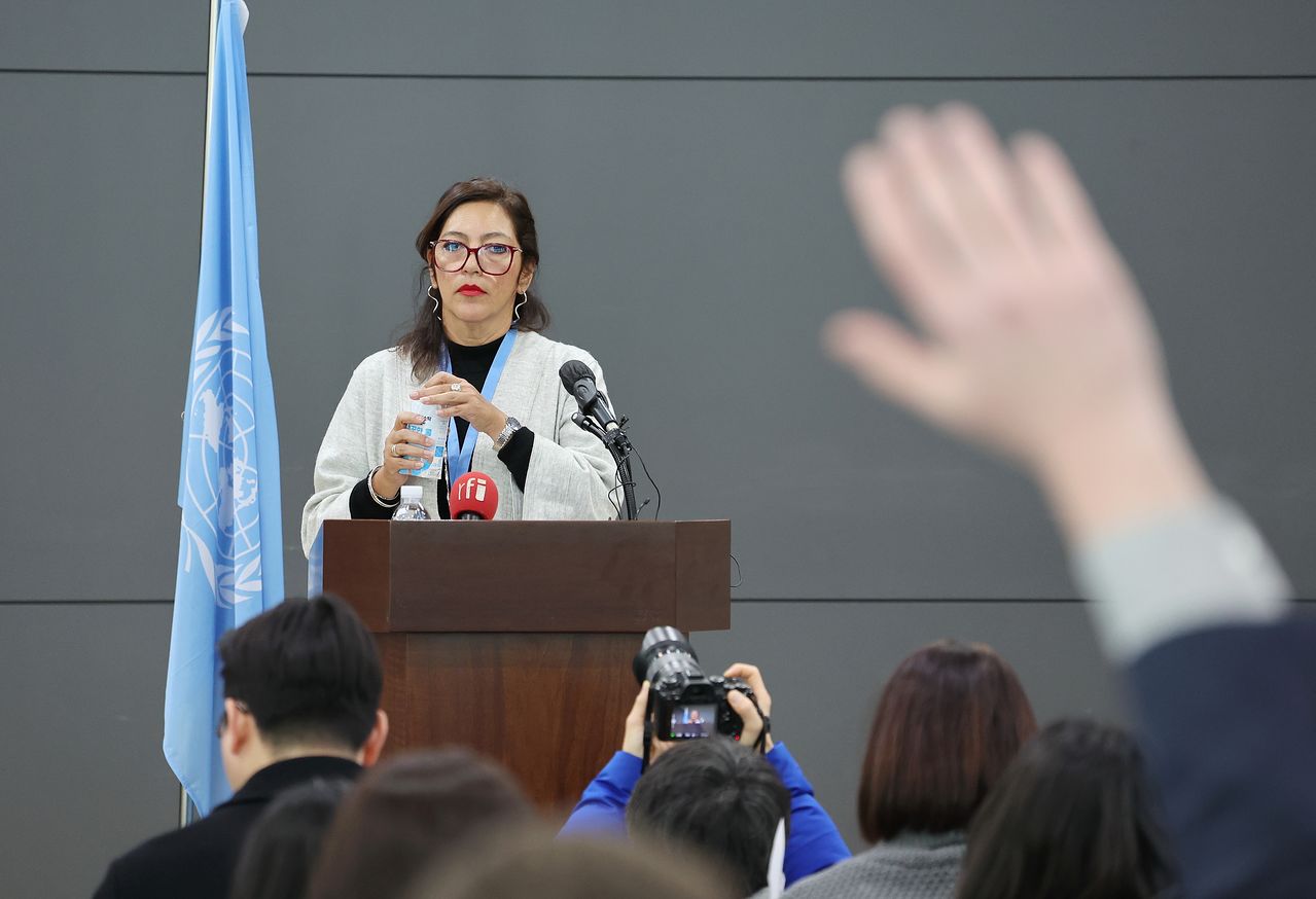 지난 2월 6일 엘리자베스 살몬 유엔 북한인권특별보고관이 기자회견에서 질문을 받고 있다. 그는 이 자리에서 “북한과의 어떤 협상에서도 인권을 중심에 둬야 한다는 점을 한국 정부 관계자와의 면담에서 강조했다”고 말했다. 연합