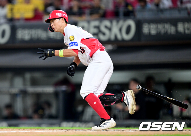 [OSEN=광주, 최규한 기자] 12일 광주-기아 챔피언스필드에서 ‘2026 신한 SOL Bank KBO리그’ KIA 타이거즈와 LG 트윈스의 경기가 열렸다.홈팀 KIA는 양현종, 방문팀 LG는 임찬규를 선발로 내세웠다.8회말 무사 선두타자로 나선 KIA 박재현이 기습 번트 안타를 대고 있다. 2026.10.12 / dreamer@osen.co.kr