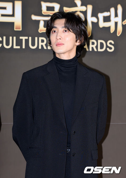 [OSEN=이대선 기자] 2일 오후 서울 종로구 세종문화회관 대극장에서 제12회 이데일리 문화대상 레드카펫 행사가 열렸다.‘이데일리 문화대상’은 공연예술 전 분야를 대상으로 하는 시상식이다.잔나비 최정훈이 포토타임을 가지고 있다. 2025.12.02 /sunday@osen.co.kr