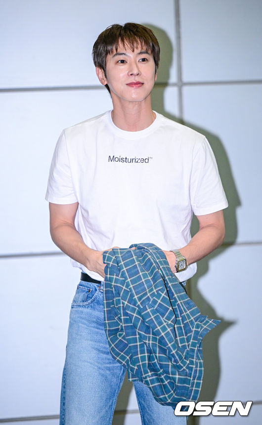 [OSEN=최규한 기자] 동방신기 유노윤호가 14일 오후 서울 목동 SBS에서 진행되는 라디오 '두시탈출 컬투쇼’에 스페셜 DJ로 나섰다.유노윤호는 오는 17일 잠실 실내체육관에서 '유노 프로젝트 26: 신 챕터 원 인 서울' 콘서트를 열고 팬들을 만난다. 유노윤호가 출근길에서 포즈를 취하고 있다. 2026.07.14 / dreamer@osen.co.kr