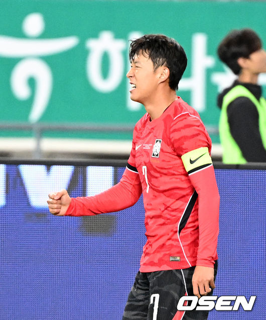 [OSEN=용인, 이대선 기자] 한국축구에 역사적인 날이다. 손흥민(34, LAFC)이 전설 차범근의 A매치 최다골 기록을 넘었다.로베르트 모레노 감독이 이끄는 대한민국 축구대표팀은 6일 오후 8시 용인미르스타디움에서 개최되는 친선전에서 우즈베키스탄을 상대로 손흥민의 선제골과 오세훈의 추가골이 터져 2-0 완승을 거뒀다.전반 선제골을 성공시킨 대한민국 손흥민이 환호하고 있다. 2026.10.06 /sunday@osen.co.kr