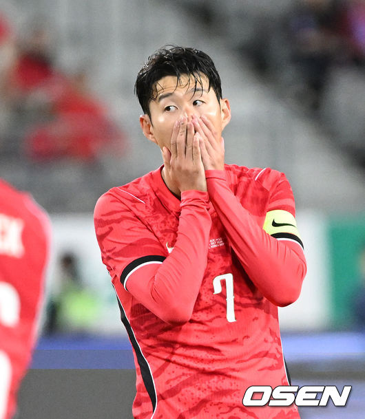 [OSEN=용인, 이대선 기자] 로베르트 모레노 감독이 이끄는 대한민국 축구 대표팀과 우즈베키스탄의 경기가 6일 용인미르스타디움에서 열렸다.이번 우즈베키스탄전은 로베르트 모레노 임시 감독 체제에서 치르는 9~10월 A매치 4연전의 마지막 경기다.앞선 3경기 성적은 1승 1무 1패. 우즈베키스탄을 상대로 수비 안정감을 이어가는 동시에 공격에서 얼마나 달라진 모습을 보여줄지가 관건이다.후반 대한민국 손흥민이 프리킥이 실패하자 아쉬워하고 있다. 2026.10.06 /sunday@osen.co.kr
