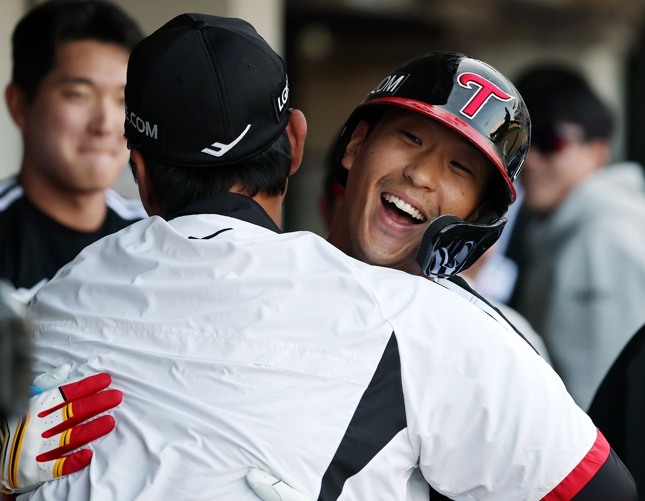 (전남광주=뉴스1) 김진환 기자 = 17일 오후 전남광주 기아챔피언스필드에서 열린 프로야구 2026 신한 SOL KBO 포스트시즌 준플레이오프 1차전 LG 트윈스와 KIA 타이거즈의 경기, LG 송찬의가 2회초 2사 솔로홈런을 친 뒤 김재율 코치와 기쁨을 나누고 있다. 2026.10.17/뉴스1