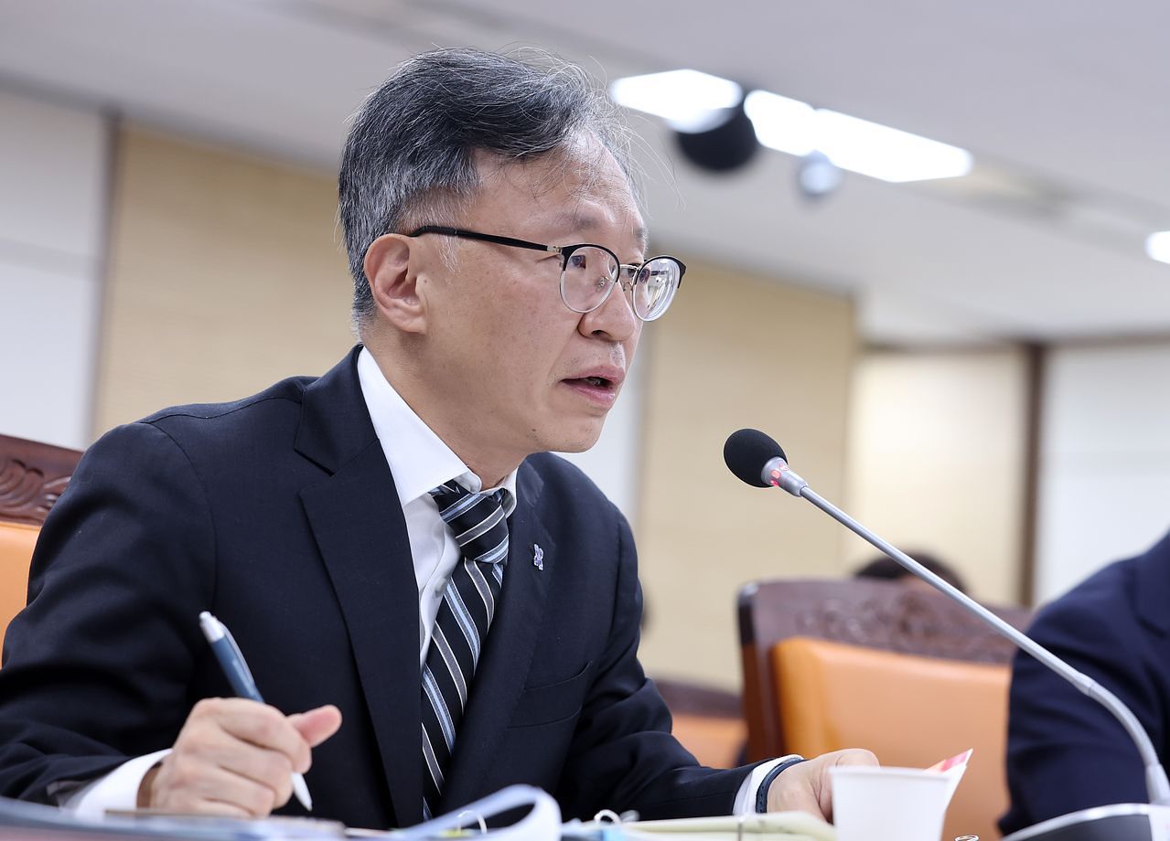 16일 강원 원주시 국민건강보험공단 본부에서 열린 국회 보건복지위원회의 국민건강보험공단(건보)·건강보험심사평가원(심평원)에 대한 국정감사에 참석한 홍승권 심평원장이 의원 질의에 답하고 있다. 연합뉴스