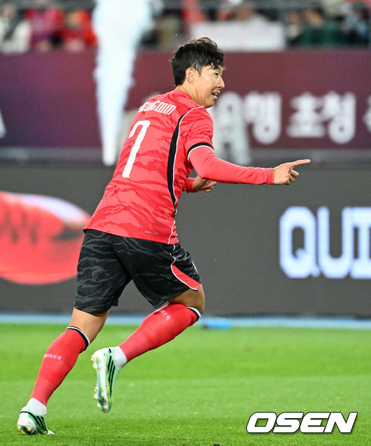 [OSEN=용인, 이대선 기자] 한국축구에 역사적인 날이다. 손흥민(34, LAFC)이 전설 차범근의 A매치 최다골 기록을 넘었다.로베르트 모레노 감독이 이끄는 대한민국 축구대표팀은 6일 오후 8시 용인미르스타디움에서 개최되는 친선전에서 우즈베키스탄을 상대로 손흥민의 선제골과 오세훈의 추가골이 터져 2-0 완승을 거뒀다.전반 선제골을 성공시킨 대한민국 손흥민이 환호하고 있다. 2026.10.06 /sunday@osen.co.kr