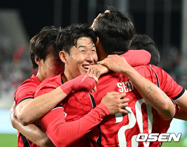 [OSEN=용인, 이대선 기자] 한국축구에 역사적인 날이다. 손흥민(34, LAFC)이 전설 차범근의 A매치 최다골 기록을 넘었다.로베르트 모레노 감독이 이끄는 대한민국 축구대표팀은 6일 오후 8시 용인미르스타디움에서 개최되는 친선전에서 우즈베키스탄을 상대로 손흥민의 선제골과 오세훈의 추가골이 터져 2-0 완승을 거뒀다.후반 대한민국 손흥민이 팀의 두 번째 골을 넣은 오세훈과 환호하고 있다. 2026.10.06 /sunday@osen.co.kr