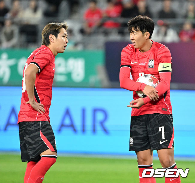 [OSEN=용인, 이대선 기자] 한국축구에 역사적인 날이다. 손흥민(34, LAFC)이 전설 차범근의 A매치 최다골 기록을 넘었다.로베르트 모레노 감독이 이끄는 대한민국 축구대표팀은 6일 오후 8시 용인미르스타디움에서 개최되는 친선전에서 우즈베키스탄을 상대로 손흥민의 선제골과 오세훈의 추가골이 터져 2-0 완승을 거뒀다.전반 반칙을 얻어낸 대한민국 손흥민이 이강인과 이야기를 나누고 있다. 2026.10.06 /sunday@osen.co.kr
