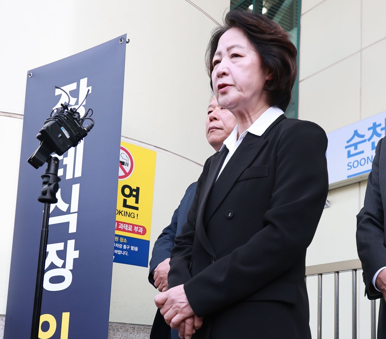  추미애 경기도지사가 17일 경기도 부천 공장 화재로 순직한 고(故) 김진석 소방위의 순천향대 부천병원 빈소 앞에서 발언하고 있다. 연합뉴스