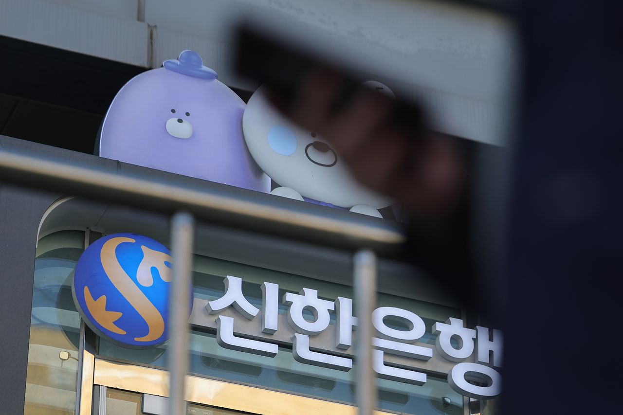 최근 은행권 개인정보 유출 사고와 관련해 피해자들의 집단소송 움직임이 나타나고 있는 가운데 7일 서울 시내에 주요 은행들의 현금인출기(ATM)가 설치돼 있디.   연합뉴스