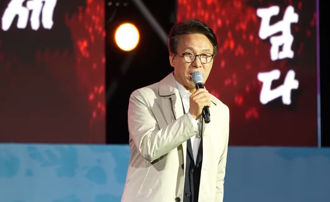 김민석 더불어민주당 대표가 지난 15일 전북 순창에서 열린 ' '제21회 순창장류축제' 개막 축하공연에서 가수 휜의 공연 도중 무대에 올라 인사말을 하고 있다. 사진 신호등 TV ‘순창장류축제 개막식 & 개막축하공연 LIVE’캡처 