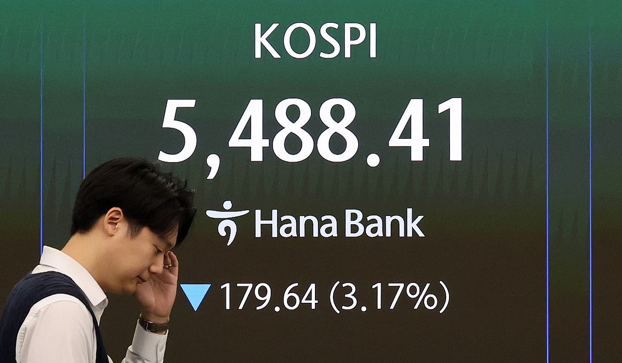 국내 증시가 하락 출발한 19일 오전 서울 중구 하나은행 딜링룸 전광판에 장 초반 코스피 지수 등 시황이 표시되고 있다. 뉴스1