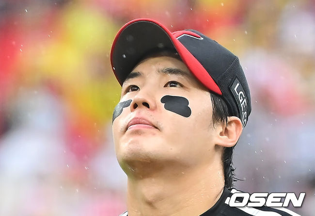 [OSEN=전남광주, 이석우 기자] 18일 광주-기아챔피언스필드에서 2026 신한 SOL KBO 준플레이오프 2차전 KIA 타이거즈와 LG 트윈스의 경기가 열렸다. 홈팀 KIA는 올러가, 방문팀 LG는 임찬규가 선발 출전했다.LG 트윈스 임찬규가 1회에만 5실점 후 교체되고 있다. 2026.10.18 / foto0307@osen.co.kr