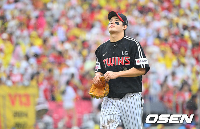 [OSEN=전남광주, 이석우 기자] 18일 광주-기아챔피언스필드에서 2026 신한 SOL KBO 준플레이오프 2차전 KIA 타이거즈와 LG 트윈스의 경기가 열렸다. 홈팀 KIA는 올러가, 방문팀 LG는 임찬규가 선발 출전했다.LG 트윈스 임찬규가 1회에만 5실점 후 교체되고 있다. 2026.10.18 / foto0307@osen.co.kr