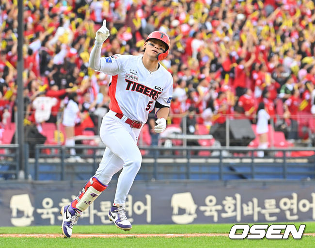 [OSEN=전남광주, 이석우 기자] 17일 광주-기아챔피언스필드에서 2026 신한 SOL KBO 리그 준플레이오프 KIA 타이거즈와 LG 트윈스의 1차전 경기가 열렸다. KIA는 올 시즌 79승 2무 63패 승률 .556 리그 3위를 기록했다. LG는 78승 1무 65패 승률 .545 리그 4위다. 상대전적에서는 KIA가 9승 7패로 앞선다. 가을야구 맞대결은 2016년 와일드카드 결정전 이후 10년 만이다.KIA 타이거즈 김도영이 4회말 1사 좌월 역전 솔로 홈런을 치고 세리머니를 하고 있다. 2026.10.17 / foto0307@osen.co.kr