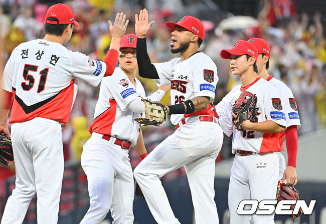 [OSEN=전남광주, 이석우 기자] 18일 광주-기아챔피언스필드에서 2026 신한 SOL KBO 준플레이오프 2차전 KIA 타이거즈와 LG 트윈스의 경기가 열렸다. 홈팀 KIA는 올러가, 방문팀 LG는 임찬규가 선발 출전했다.KIA 타이거즈 선수들이 2차전에서 6-3으로 승리한 후 기뻐하고 있다. 2026.10.18 / foto0307@osen.co.kr