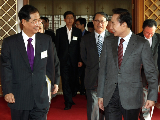 이명박 대통령이 2008년 11월 8일 청와대에서 한덕수(왼쪽) 전 국무총리 등 국민경제자문회의 위원들과 오찬을 함께 하기 위해 행사장으로 이동하고 있다. 사진공동취재단