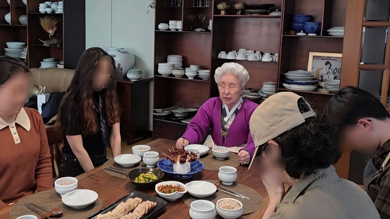  심영순 요리연구가와 그의 제자들이 요리 수업 이후 그날 배운 음식으로 식사를 하고 있다. 김서원 기자