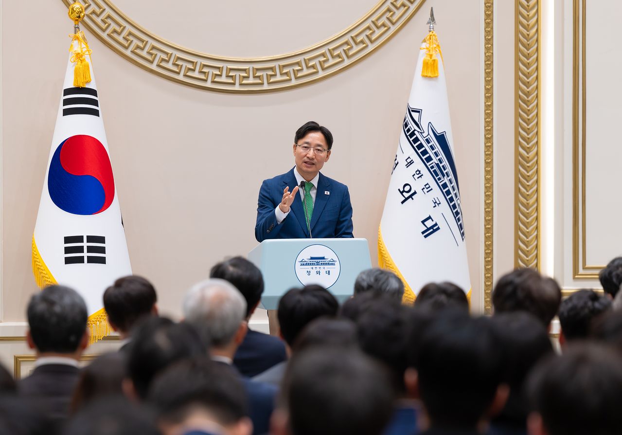임광현 신임 비서실장이 19일 청와대에서 열린 직원과의 대화에서 발언을 하고 있다. 뉴스1