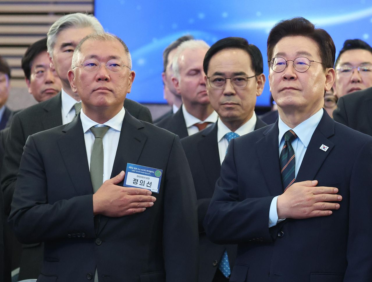 이재명 대통령과 정의선 현대자동차 회장이 지난 2월 27일 전북 군산시 새만금 컨벤션센터에서 열린 새만금 로봇·수소·AI 시티 투자협약식에서 국민의례를 하고 있다. 뉴스1