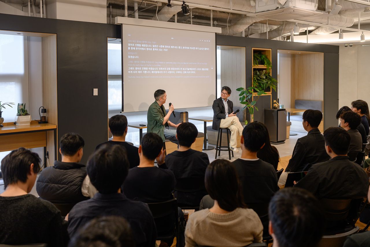 지난 16일 서울 서초구 SBVA본사에서 열린 대담에 참석한 유튜브 창업자 스티븐 첸(오른쪽)이 이준표 대표와 대담을 나누는 모습. 사진 SBVA 제공