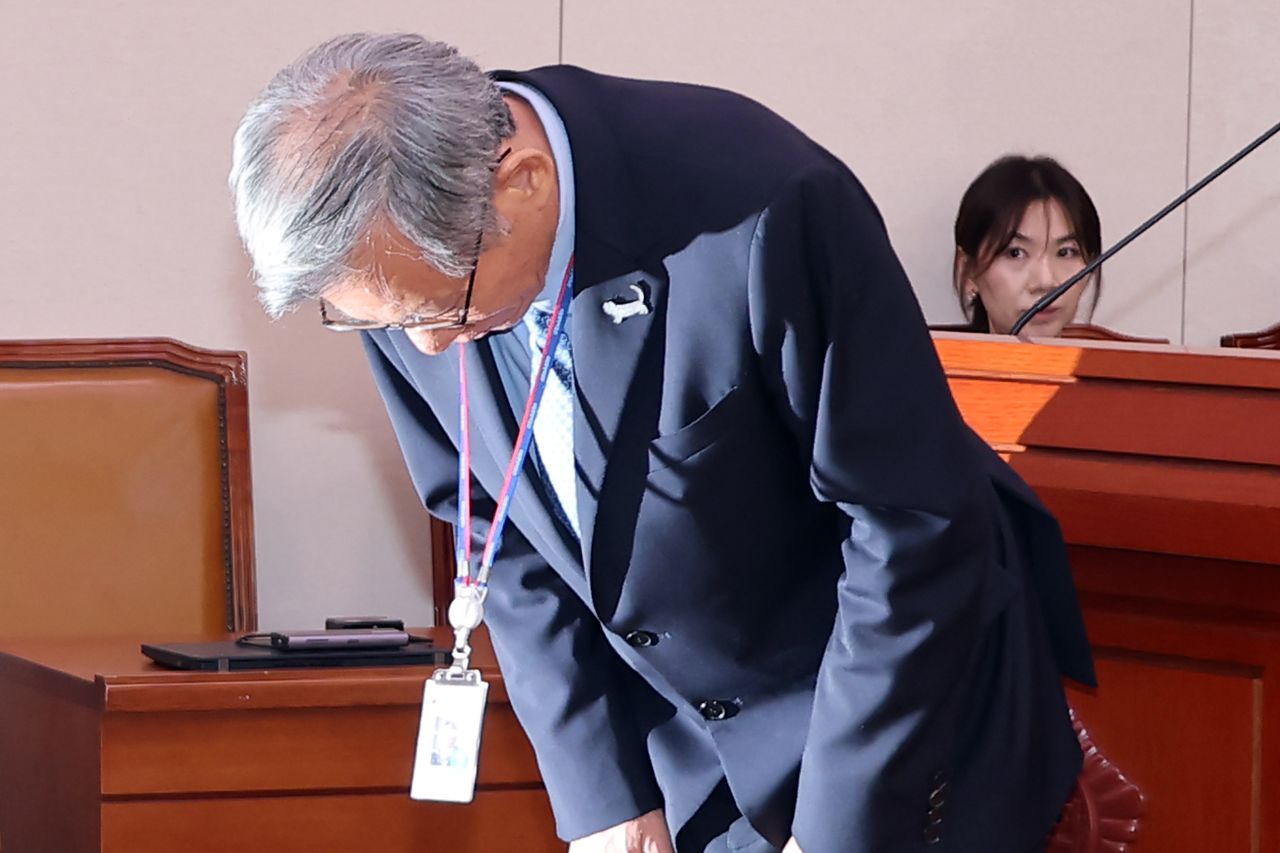 유홍준 국립중앙박물관장이 19일 국회 문체위 국정감사에서 사과하며 고개 숙이는 모습. [뉴스1]