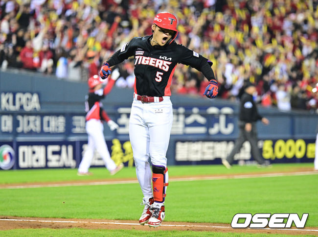 [OSEN=잠실, 최규한 기자] 20일 서울 잠실야구장에서 ‘2026 신한 SOL KBO 준플레이오프’ 3차전 LG 트윈스와 KIA 타이거즈의 경기가 열렸다.벼랑 끝에 몰린 LG는 카를로스 카라스코가 선발로 나선다. 광주 홈에서 열린 2경기를 모두 잡아낸 KIA는 시라카와 게이쇼를 선발로 내세웠다. 2회초 1사 만루 상황 KIA 김도영이 달아나는 좌중간 만루포를 날린 뒤 환호하고 있다. 2026.10.20 / dreamer@osen.co.kr
