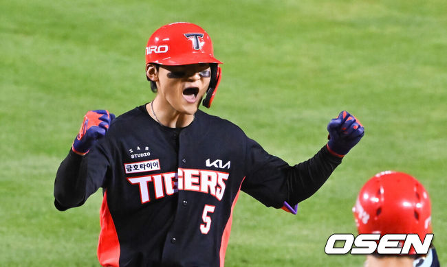 [OSEN=잠실, 박준형 기자] 20일 서울 송파구 잠실야구장에서 2026 신한 SOL KBO 준플레이오프 3차전 LG 트윈스와 KIA 타이거즈의 경기가 열렸다. 홈팀 LG는 카라스코, KIA는 시라카와를 선발투수로 내세웠다.2회초 1사 만루 KIA 김도영이 만루홈런을 날리고 동료들과 기뻐하고 있다.     2026.10.20 / soul1014@osen.co.kr