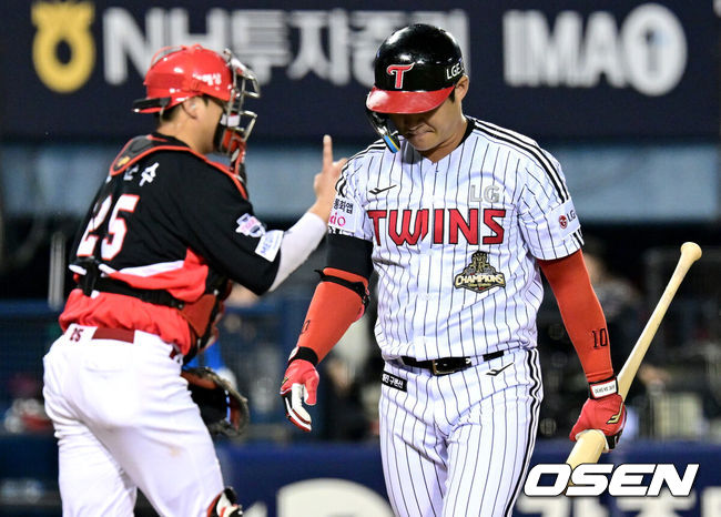 [OSEN=잠실, 최규한 기자] 20일 서울 잠실야구장에서 ‘2026 신한 SOL KBO 준플레이오프’ 3차전 LG 트윈스와 KIA 타이거즈의 경기가 열렸다.벼랑 끝에 몰린 LG는 카를로스 카라스코가 선발로 나선다. 광주 홈에서 열린 2경기를 모두 잡아낸 KIA는 시라카와 게이쇼를 선발로 내세웠다. 6회초 무사 2 3루 상황 LG 오지환이 삼진으로 물러나며 아쉬워하고 있다. 2026.10.20 / dreamer@osen.co.kr