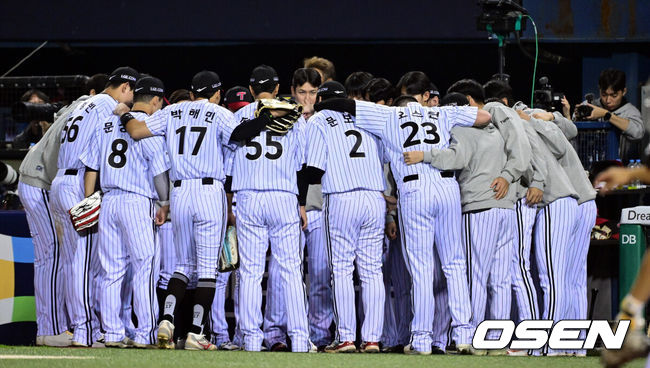 [OSEN=잠실, 조은정 기자]20일 서울 송파구 잠실야구장에서 2026 신한 SOL KBO 준플레이오프 3차전 LG 트윈스와 KIA 타이거즈의 경기가 열렸다. 홈팀 LG는 카라스코, KIA는 시라카와를 선발투수로 내세웠다.3회말 공격 이닝을 앞두고 LG가 미팅을 갖고 있다. 2026.10.20 /cej@osen.co.kr