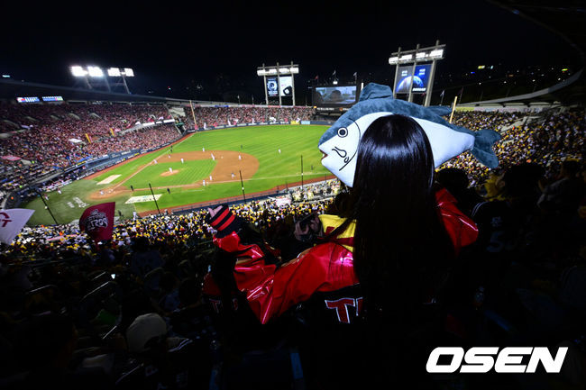 [OSEN=잠실, 조은정 기자]20일 서울 송파구 잠실야구장에서 2026 신한 SOL KBO 준플레이오프 3차전 LG 트윈스와 KIA 타이거즈의 경기가 열렸다. 홈팀 LG는 카라스코, KIA는 시라카와를 선발투수로 내세웠다.관중들이 응원을 펼치고 있다. 2026.10.20 /cej@osen.co.kr