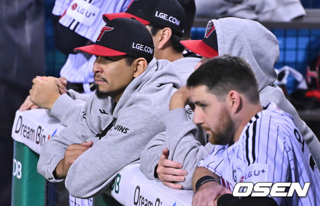 [OSEN=잠실, 박준형 기자] 20일 서울 송파구 잠실야구장에서 2026 신한 SOL KBO 준플레이오프 3차전 LG 트윈스와 KIA 타이거즈의 경기가 열렸다. 홈팀 LG는 카라스코, KIA는 시라카와를 선발투수로 내세웠다.선발투수로 나서 1.1이닝 5실점 기록했던 LG 카라스코가 더그아웃에서 경기를 지켜보고 있다 .        2026.10.20 / soul1014@osen.co.kr