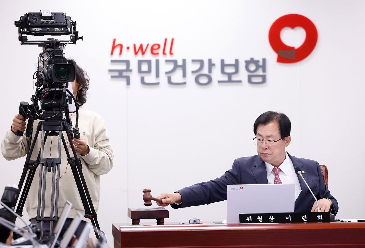 지난 16일 강원 원주시 국민건강보험공단 본부에서 열린 국회 보건복지위원회의 국민건강보험공단(건보)·건강보험심사평가원(심평원)에 대한 국정감사에 참석한 이만희 위원장이 의사봉을 두드리며 감사 시작을 선언하고 있다. 연합뉴스