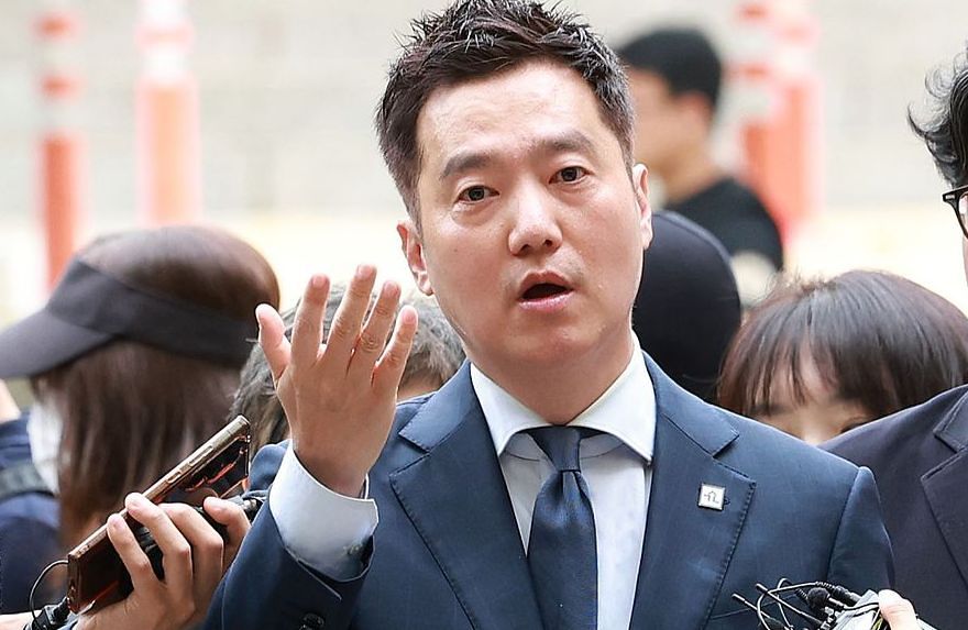배우 김수현의 명예를 훼손한 혐의를 받는 김세의 가로세로연구소 대표가 지난 5월 서울 서초구 서울중앙지방법원에서 열린 구속 전 피의자 심문(영장실질심사)에 출석하고 있다. 사진공동취재단