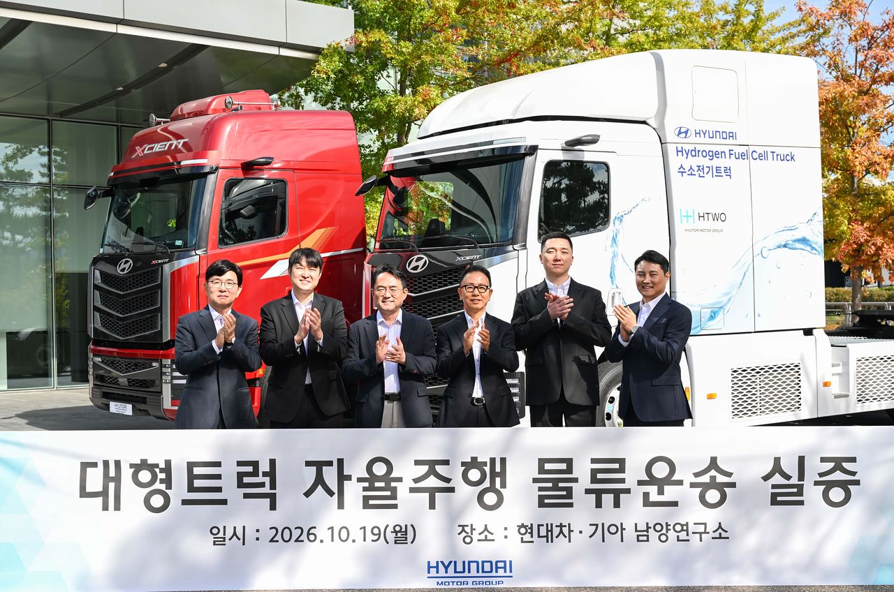 현대차·기아가 20일 현대모비스·현대글로비스·마스오토·라이드플럭스 등과 ‘레벨 4 자율주행 트럭 물류 운송 사업 실증’을 위한 업무협약을 체결했다고 밝혔다. (왼쪽부터) 한규헌 현대글로비스 미래물류기술센터 상무, 박중희 라이드플럭스 대표, 박철연 현대차 글로벌상용&LCV 사업본부 전무, 박상현 현대차·기아 상용LCM담당 부사장, 박일수 마스오토 대표, 남석윤 현대모비스 통합구매실 상무. 사진 현대차·기아