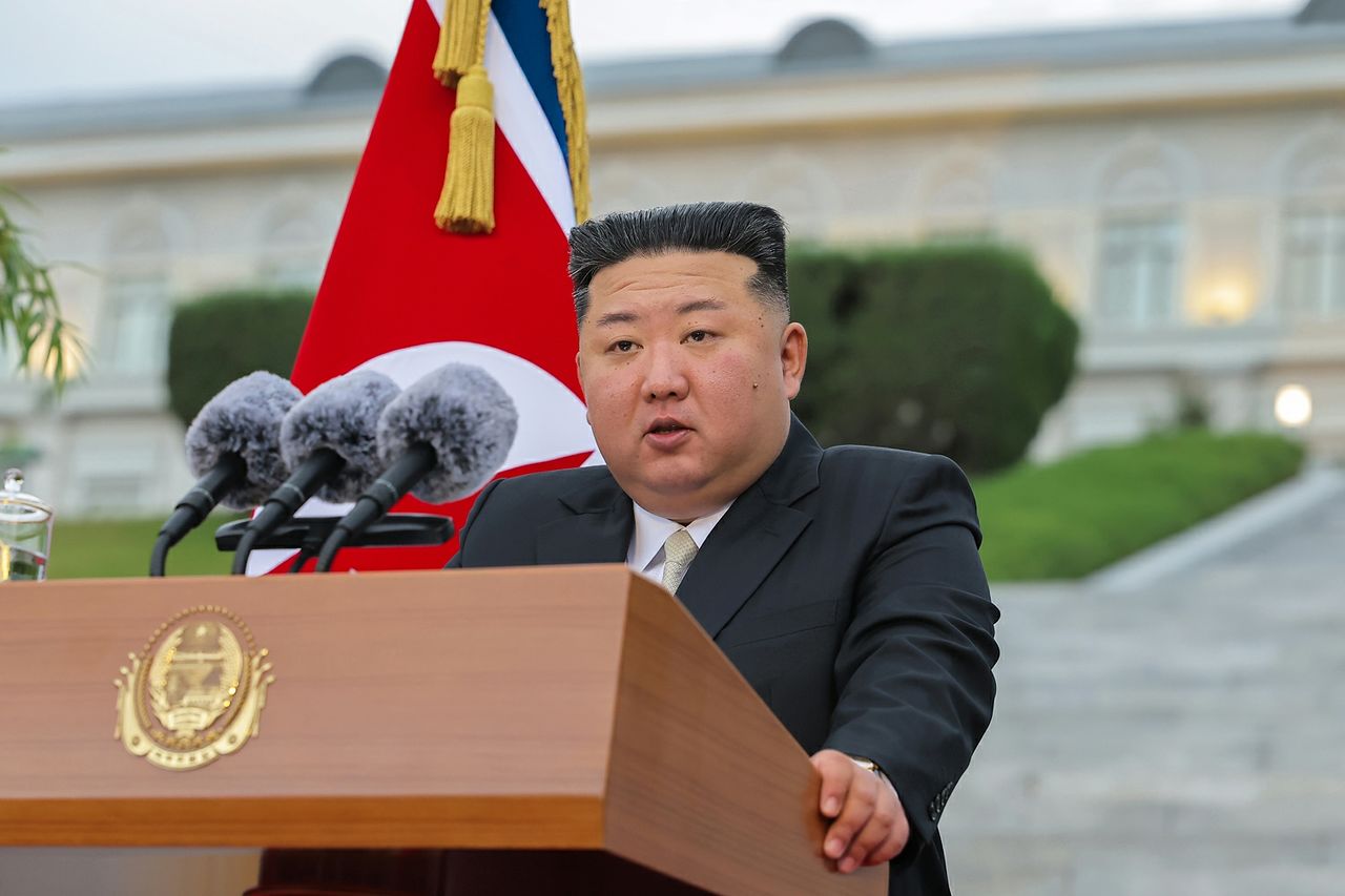 북한 노동당 기관지 노동신문은 김정은 북한 국무위원장이 지난달 30일 창립 80주년을 맞은 김일성종합대학을 축하 방문해 연설하고 기념공연을 관람했다고 1일 보도했다. 노동신문=뉴스1