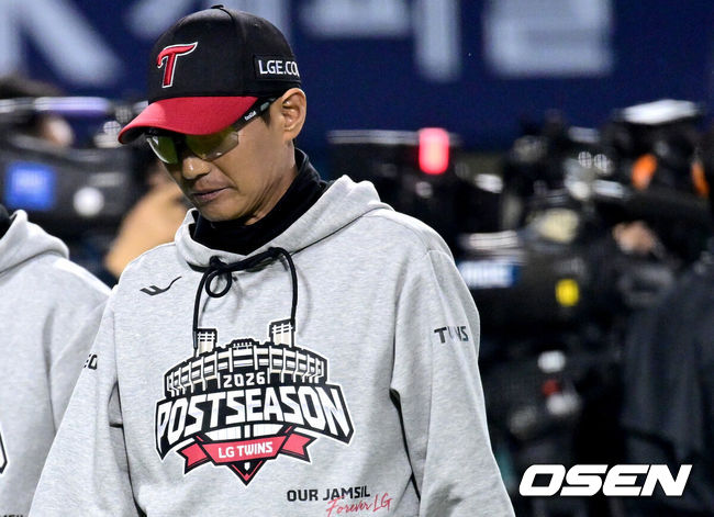 [OSEN=잠실, 최규한 기자] 프로야구 KIA 타이거즈가 3연승을 질주하며 플레이오프에 진출했다.KIA은 20일 서울 잠실구장에서 열린 ‘2026 신한 SOL KBO 준플레이오프’ 3차전 LG 트윈스를 13-1로 제압했다. 이날 승리로 KIA는 시리즈 3승을 거두고 플레이오프 진출에 성공했다. KIA 구단 역사상 첫 준플레이오프 시리즈 승리다. 플레이오프에서는 리그 2위 삼성 라이온즈를 만난다.경기를 마치고 LG 염경엽 감독이 방송 인터뷰를 마친 뒤 그라운드를 나서고 있다. 2026.10.20 / dreamer@osen.co.kr