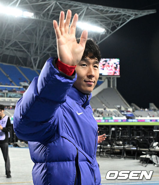 [OSEN=용인, 이대선 기자] 한국축구에 역사적인 날이다. 손흥민(34, LAFC)이 전설 차범근의 A매치 최다골 기록을 넘었다.로베르트 모레노 감독이 이끄는 대한민국 축구대표팀은 6일 오후 8시 용인미르스타디움에서 개최되는 친선전에서 우즈베키스탄을 상대로 손흥민의 선제골과 오세훈의 추가골이 터져 2-0 완승을 거뒀다.경기 종료 후 대한민국 손흥민이 관중석을 향해 인사를 하고 있다. 2026.10.06 /sunday@osen.co.kr