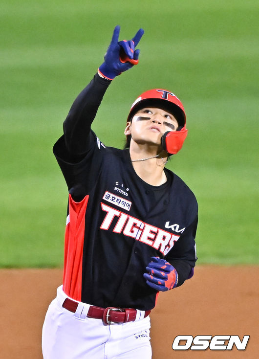 [OSEN=잠실, 박준형 기자] 20일 서울 송파구 잠실야구장에서 2026 신한 SOL KBO 준플레이오프 3차전 LG 트윈스와 KIA 타이거즈의 경기가 열렸다. 홈팀 LG는 카라스코, KIA는 시라카와를 선발투수로 내세웠다.2회말 김도영이 만루 홈런을 날린뒤 세리머니를 하고 있다.     2026.10.20 / soul1014@osen.co.kr