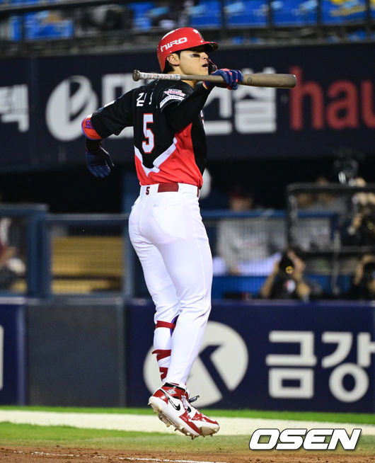 [OSEN=잠실, 조은정 기자]20일 서울 송파구 잠실야구장에서 2026 신한 SOL KBO 준플레이오프 3차전 LG 트윈스와 KIA 타이거즈의 경기가 열렸다. 홈팀 LG는 카라스코, KIA는 시라카와를 선발투수로 내세웠다.2회초 1사 만루에서 KIA 김도영이 좌중월으로 만루 홈런을 날린 뒤 베이스를 돌고 있다. 2026.10.20 /cej@osen.co.kr