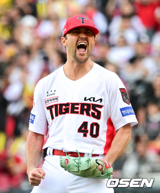 [OSEN=전남광주, 지형준 기자] 17일 광주-기아 챔피언스 필드에서 ‘2026 신한 SOL KBO 준플레이오프’ 1차전 KIA 타이거즈와 LG 트윈스의 경기가 열렸다.KIA는 올 시즌 79승 2무 63패 승률 .556 리그 3위를 기록했다. LG는 78승 1무 65패 승률 .545 리그 4위다. 상대전적에서는 KIA가 9승 7패로 앞선다. 가을야구 맞대결은 2016년 와일드카드 결정전 이후 10년 만이다.6회초 1사 1,2루에서 KIA 네일이 LG 문보경을 2루 땅볼 병살로 처리하며 포효하고 있다. 2026.10.17 / jpnews@osen.co.kr
