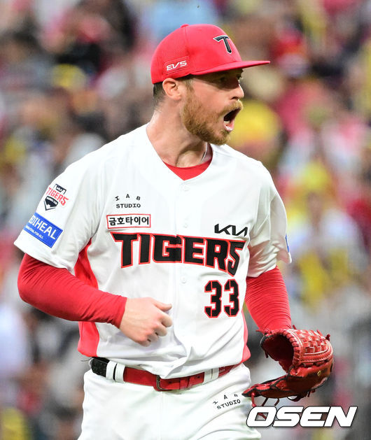 [OSEN=전남광주, 지형준 기자] 18일 광주-기아챔피언스필드에서 2026 신한 SOL KBO 준플레이오프 2차전 KIA 타이거즈와 LG 트윈스의 경기가 열렸다. 홈팀 KIA는 올러가, 방문팀 LG는 임찬규가 선발 출전했다.6회초 2사 1루에서 KIA 올러가 LG 이재원을 삼진 처리하며 기뻐하고 있다. 2026.10.18 / jpnews@osen.co.kr