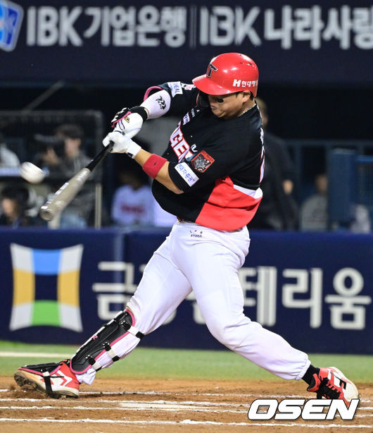 [OSEN=잠실, 조은정 기자]20일 서울 송파구 잠실야구장에서 2026 신한 SOL KBO 준플레이오프 3차전 LG 트윈스와 KIA 타이거즈의 경기가 열렸다. 홈팀 LG는 카라스코, KIA는 시라카와를 선발투수로 내세웠다.7회초 KIA 선두타자 한준수가 우중월 솔로 홈런을 날리고 있다. 2026.10.20 /cej@osen.co.kr