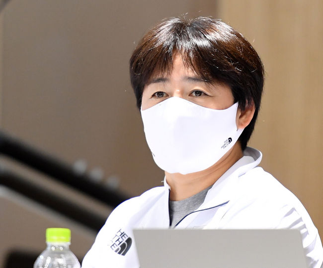 [OSEN=진천, 이대선 기자] 28일 충북 진천 국가대표선수촌에서 2020 도쿄올림픽대회 미디어데이가 열렸다.정성숙 부촌장이 취재진의 질문을 듣고 있다. 2021.06.28 /sunday@osen.co.kr