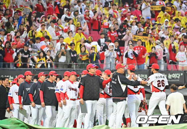 [OSEN=전남광주, 이석우 기자] 18일 광주-기아챔피언스필드에서 2026 신한 SOL KBO 준플레이오프 2차전 KIA 타이거즈와 LG 트윈스의 경기가 열렸다.홈팀 KIA는 올러가, 방문팀 LG는 임찬규가 선발 출전했다.KIA 타이거즈 이범호 감독이 2차전도 6-3으로 승리한 후 카스트로와 하이파이브를 하고 있다. 2026.10.18 / foto0307@osen.co.kr