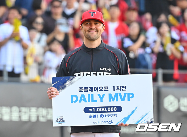 [OSEN=전남광주, 지형준 기자] 프로야구 KIA 타이거즈가 중요한 1차전 기선 제압에 성공했다. 김도영은 멀티홈런으로 다시 한 번 LG 트윈스 킬러다운 모습을 뽐냈다.KIA는 17일 광주-기아 챔피언스 필드에서 열린 ‘2026 신한 SOL KBO 준플레이오프’ 1차전 LG 트윈스와의 경기에서 5-1로 승리했다. 정규시즌 LG를 상대로 7연승을 기록한 KIA는 가을야구에서도 기세를 이어가며 LG전 8연승을 내달렸다. 준플레이오프 1차전 MVP에 선정된 KIA 네일이 포토타임을 하고 있다. 2026.10.17 / jpnews@osen.co.kr
