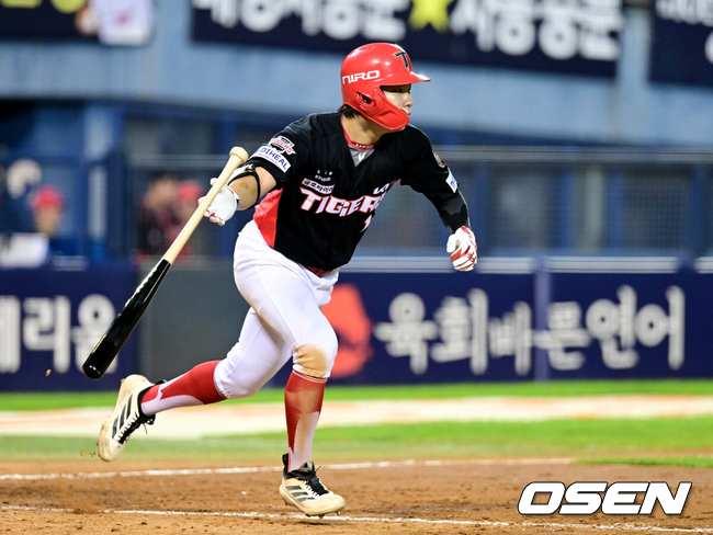 [OSEN=잠실, 최규한 기자] 20일 서울 잠실야구장에서 ‘2026 신한 SOL KBO 준플레이오프’ 3차전 LG 트윈스와 KIA 타이거즈의 경기가 열렸다.벼랑 끝에 몰린 LG는 카를로스 카라스코가 선발로 나선다. 광주 홈에서 열린 2경기를 모두 잡아낸 KIA는 시라카와 게이쇼를 선발로 내세웠다.5회초 2사 1, 2루 상황 KIA 박정우가 달아나는 1타점 적시타를 날리고 있다. 2026.10.20 / dreamer@osen.co.kr
