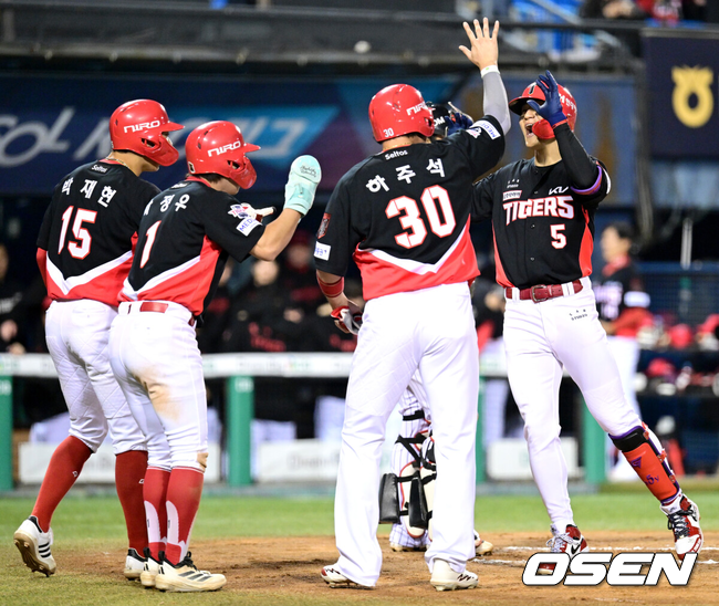 [OSEN=잠실, 최규한 기자] 20일 서울 잠실야구장에서 ‘2026 신한 SOL KBO 준플레이오프’ 3차전 LG 트윈스와 KIA 타이거즈의 경기가 열렸다.벼랑 끝에 몰린 LG는 카를로스 카라스코가 선발로 나선다. 광주 홈에서 열린 2경기를 모두 잡아낸 KIA는 시라카와 게이쇼를 선발로 내세웠다.2회초 1사 만루 상황 KIA 김도영이 달아나는 좌중간 만루포를 날리고 홈을 밟은 뒤 선행주자들과 기뻐하고 있다. 2026.10.20 / dreamer@osen.co.kr