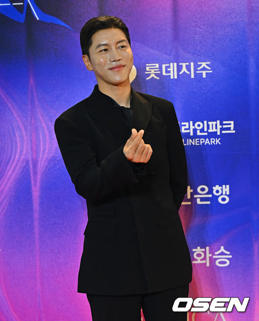 [OSEN=부산, 이석우 기자] 7일 부산 해운대구 시그니엘 부산에서 ‘2026 부일영화상’이 열렸다.1958년 3월 27일 부산 국제극장에서 제1회 시상식이 개최된 후 부산 지역 최대의 문화행사로 자리잡았으나 1970년대 들어 한국 영화계가 불황을 겪게 되면서 1973년 제16회를 마지막으로 중단되었다. 1996년 시작된 부산국제영화제의 성공으로 부산이 영상 산업 도시로 부각되는 흐름 속에서 2008년 35년만에 부활하여 부산국제영화제 기간 중에 개최하고 있다.음문석이 레드카펫 행사를 하고 있다. 2026.10.07 / foto0307@osen.co.kr